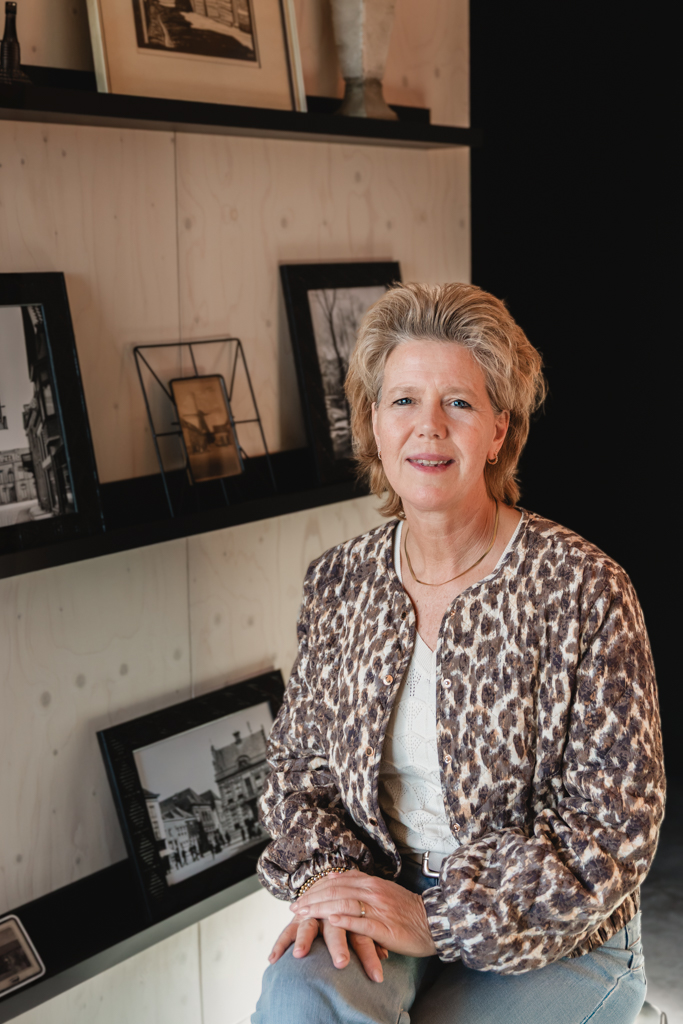 Portret van Corina in de zorgwoning van CorinaCare in Hattem, passend bij persoonlijke zorg en begeleiding.