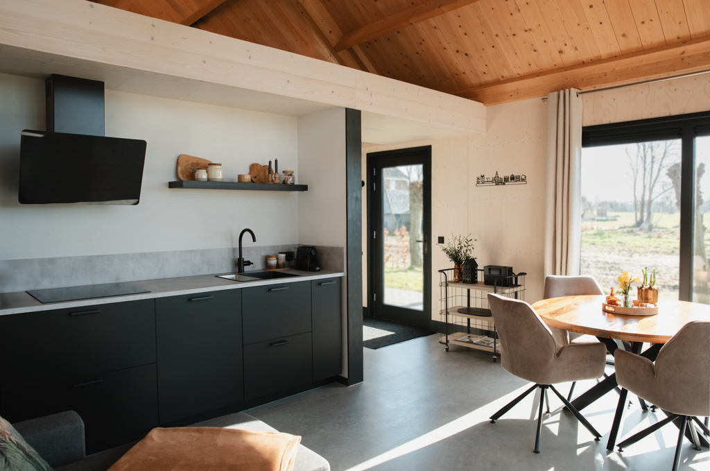 Keuken en entree van de zorgwoning van CorinaCare Lichte en moderne leefruimte met keuken en entree in de zorgwoning van CorinaCare.