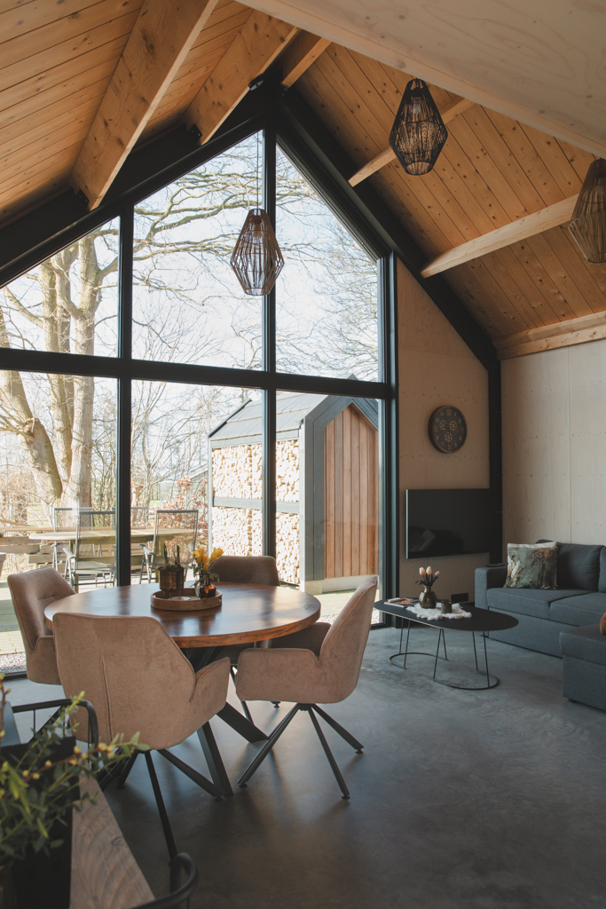 Woonruimte van de zorgwoning van CorinaCare Warme en ruime woonruimte met veel licht in de zorgwoning van CorinaCare.