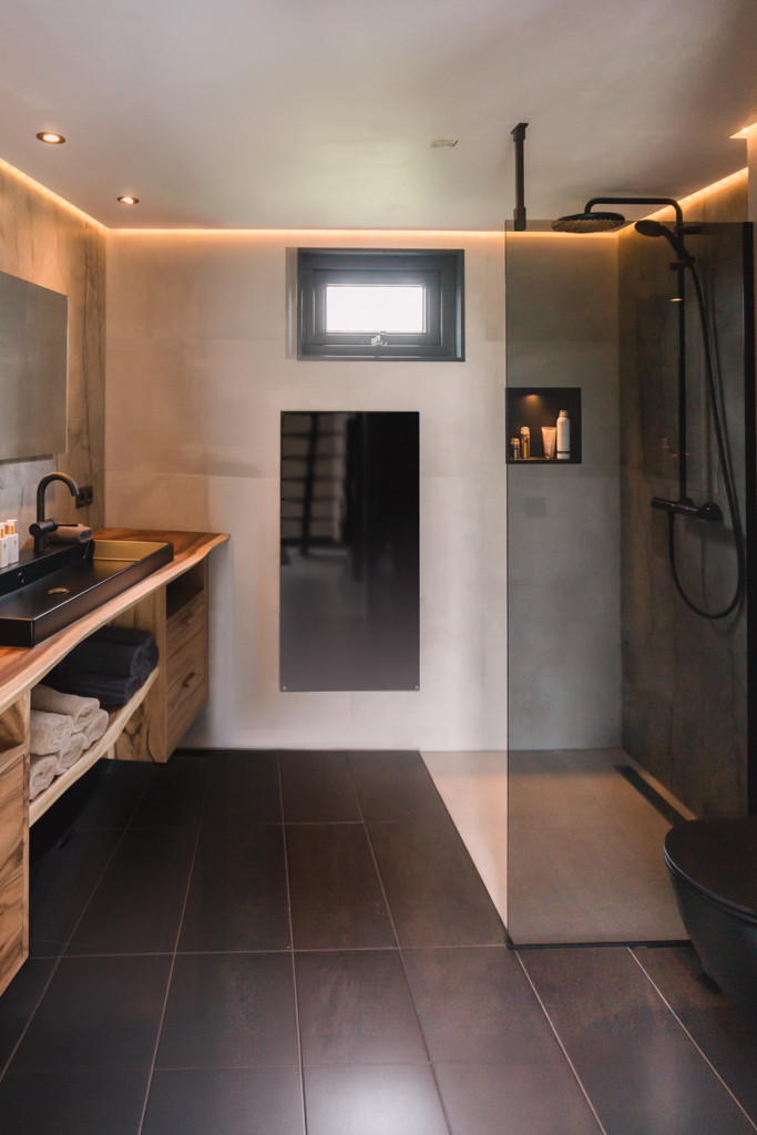 Badkamer in de zorgwoning van CorinaCare Moderne badkamer met rustige uitstraling in de zorgwoning van CorinaCare.