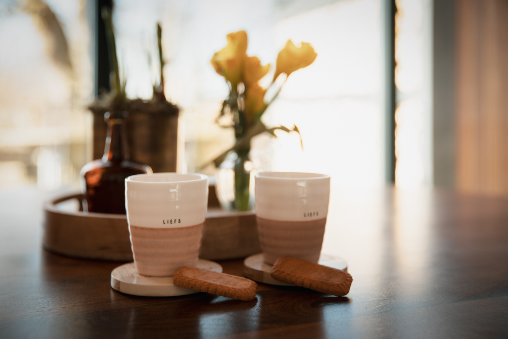 Warme en huiselijke sfeer in de zorgwoning Sfeervolle afbeelding van koffie en een warm interieur, passend bij de huiselijke en rustige omgeving van CorinaCare.