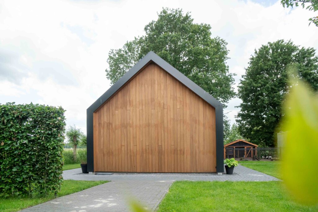 Exterieur van de zorgwoning van CorinaCare met een moderne en rustige uitstraling.