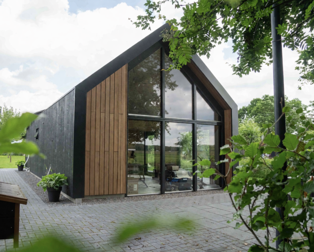 Exterieur van de zorgwoning van CorinaCare met een moderne en rustige uitstraling.